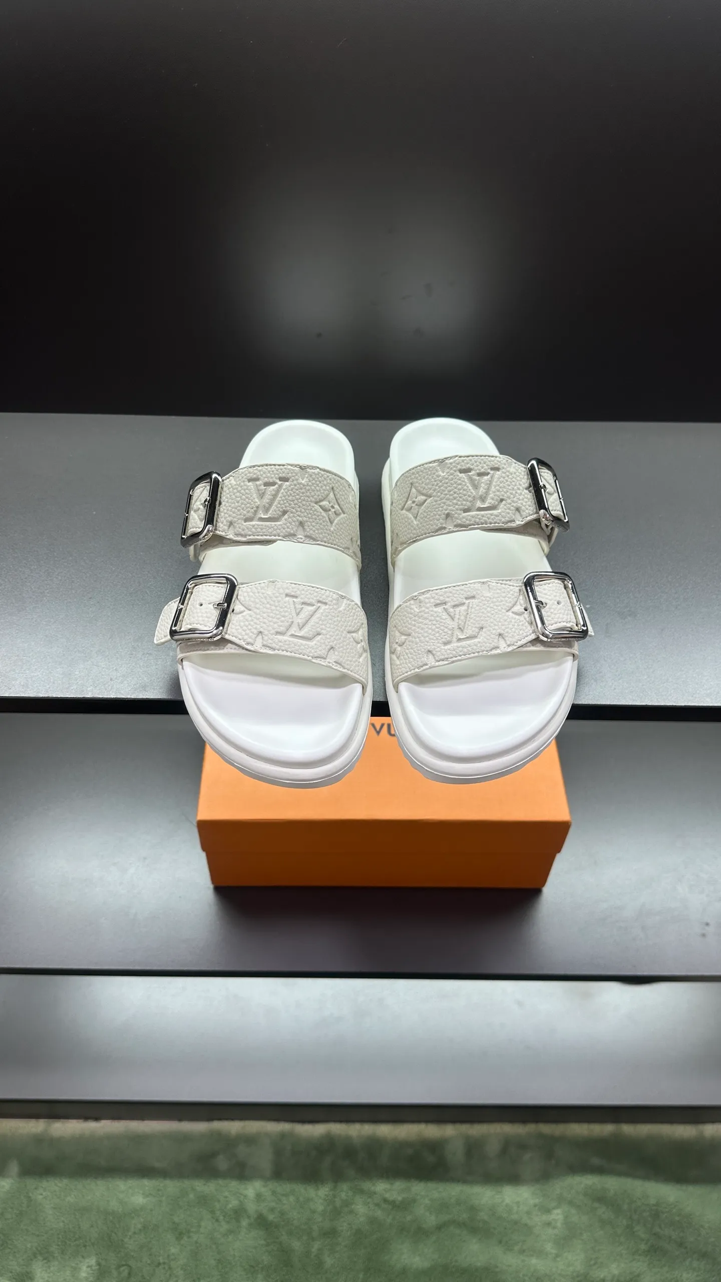 P320 🔍Top purchasing agent LV men's spring and summer slippers counter synchronized. The uppers are made of cowhide fabric imported from Italy, with logo graphics and high-quality craftsmanship. The soles are: original soles specially provided by the original factory. Exclusive molded soles are super comfortable. Original factory follow-up orders. 🔍🔍High quality. You can enter and exit the counter at will. Welcome to compare. Size 38-45